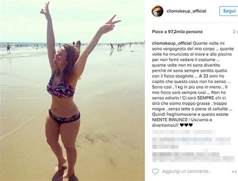 Selvaggia lucarelli non le manda a dire e si scaglia 'ironicamente' contro la cartellonistica dell'attuale campagna del noto marchio di intimo 'intimissimi' e lo fa con la solita verve che la i toni forti usati per polemizzare della lucarelli vengono interpretati in maniera differente e vertono su teorie differenti. Selvaggia Lucarelli, i bikini e l'attacco a Emma: ecco le ...