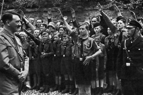 Las hitlerjugend (juventudes hitlerianas) no solo desarrollaron sus actividades en alemania, si no que contaban con representación internacional, sobre todo en los países del eje, y como no, también. Las Juventudes Hitlerianas ~ La Misma Historia