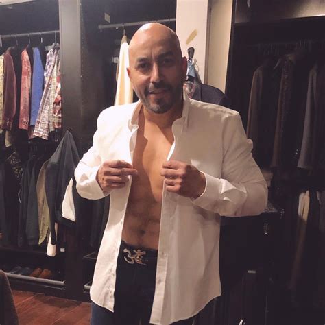 Pero lo que ha causado gran impacto, es que en su bícep izquierdo se puede ver un tatuaje con la cara de una mujer, la cual es idéntica a belinda. Lupillo Rivera se habría el borrado tatuaje de Belinda