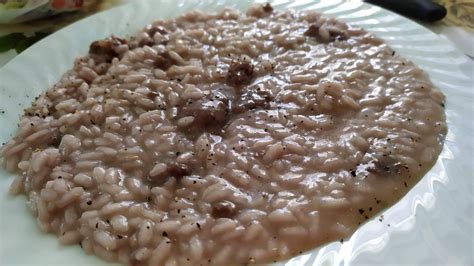 Una variante sfiziosa del casalingo risotto alla salsiccia con toma filante. Risotto salsiccia e vino rosso, come mantecare per avere ...