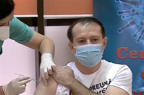 Modelul are 1.86 m, 90 kg. Premierul Cîțu s-a vaccinat anti-COVID, îmbrăcat cu un ...