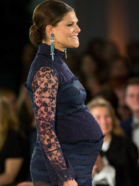Der vater führt die braut zum altar. Happy und schwanger: Kronprinzessin Victoria von Schweden ...