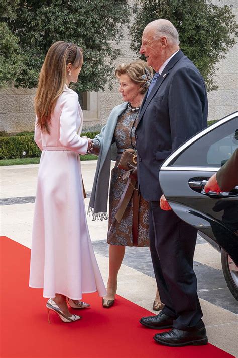 Innlegg om dronning sonja skrevet av ellens oase. Dronning Sonja vekker oppsikt i utlandet av helt spesiell ...