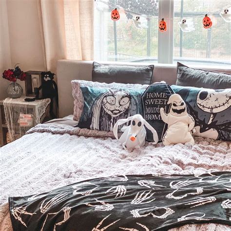 Maybe you would like to learn more about one of these? 20+ Cozy but Spooky Halloween Bedroom Decoration Ideas ...