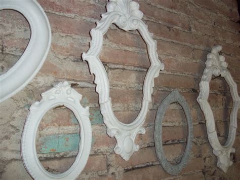 Lo staff plasterego® offre un eccelente servizio postvendita soprattuto per quanto riguarda la posa delle cornici in gesso. Cornici in gesso per quadri