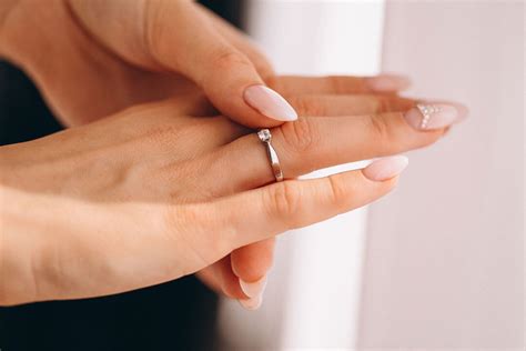 Gaya foto tangan di bahu. Sejarah Cincin Kawin di Tangan Kiri - Swan Jewellery