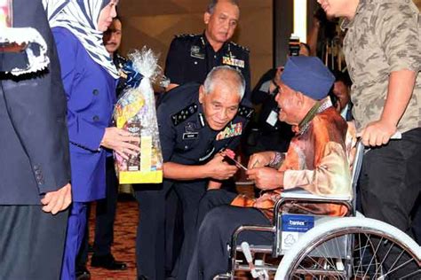 Ia bakal menyaksikan kerjasama dengan pihak mahkamah, polis diraja malaysia (pdrm) dan jabatan penjara malaysia. PDRM bantu JKM periksa latar belakang pengasuh | Utusan ...