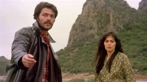 Selvi boylum al yazmalım, atıf yılmaz tarafından yönetilen, başrollerinde kadir i̇nanır ve türkan şoray'ın oynadığı, 1977 tarihli film. Selvi Boylum Al Yazmalım Film Afişleri | 1 yeni resim var