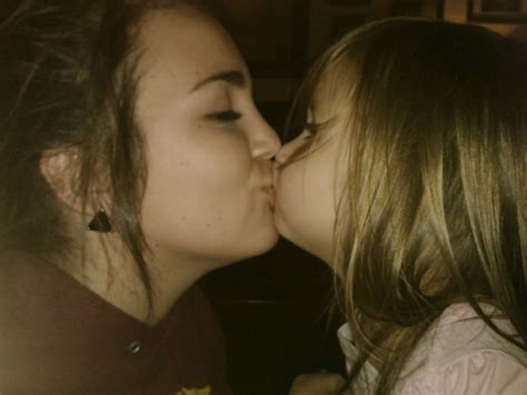 Big sister little sister kiss! 12/12 | Big sister little sister, Big sister, Little sisters