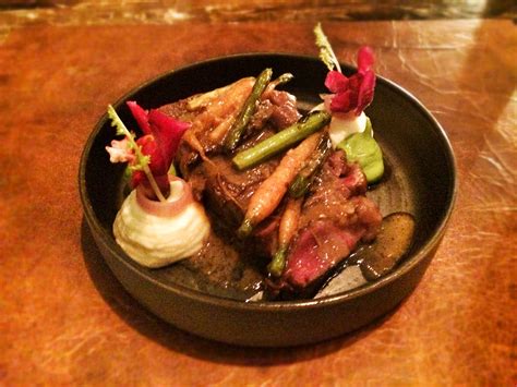 Andere blikvangers zijn de speciaal geprinte ramen, een neon skull en de 800. The Jane restaurant Antwerp | Рецепты