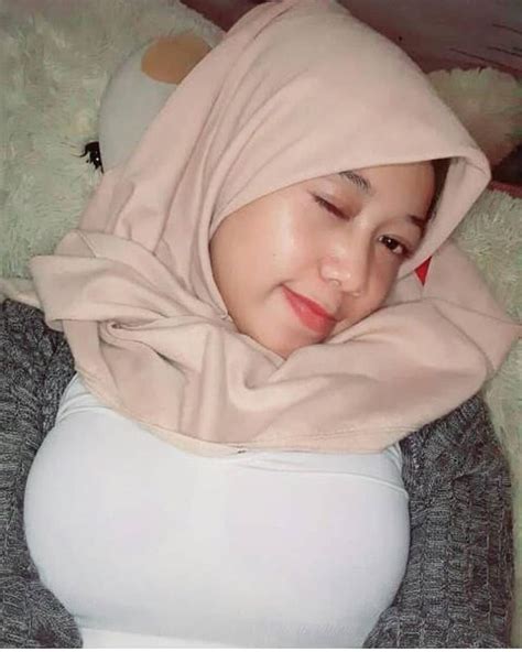 Fenomena jilboobs memang menarik untuk di bahas,tidak mudah bagi seorng wanita memilih busana yang di kenakannya,karena memang mengikuti perkembangan jaman dan mengikuti trend berpakaian. Pin di Girl hijab