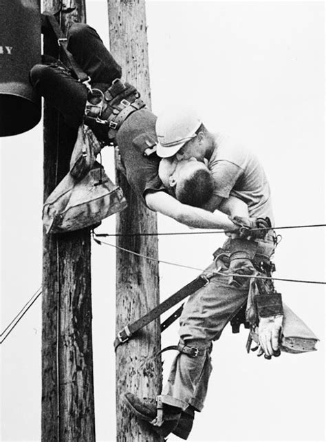 During this heroic act, the photographer rocco morabito had been nearby on another assignment when he heard people screaming. Beijo da vida | Fotos históricas, Fotos e Fotos raras