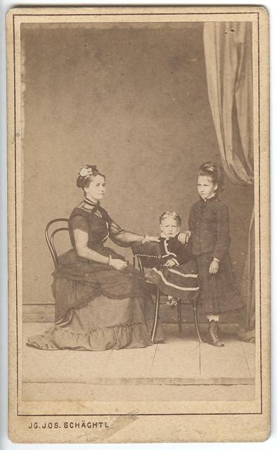 Snímek byl použit v článku: Šechtl & Voseček photo: Marie Němcová, syn Karel *1874 ...
