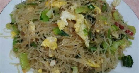 Bihun goreng, bee hoon goreng or mee hoon goreng refers to a dish of fried noodles cooked with rice vermicelli in both the indonesian and malay languages. Resep Bihun Goreng Simple - Resep dan Cara Membuat Mie ...