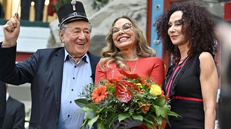 So will die italienische schauspielerin laut dem baumeister ausschließlich mit einem privatjet reisen, da sie linienflüge nicht gewohnt ist. Wiener Opernball 2020: Ornella Muti begleitet Richard ...