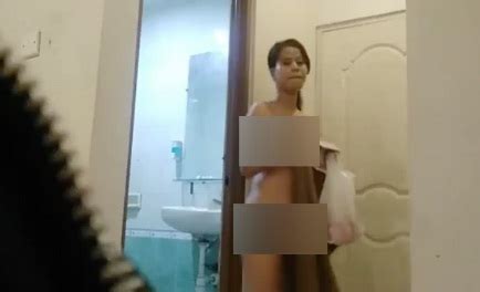 Lanjutannya ketebak, di akhir video sopir ojol yang sedang kebingungan akan dikejutkan dengan kemunculan si tukang prank yang mengaku lagi ngerjain. VIRAL! Video Prank Wanita Lepas Handuk Depan Ojek Online ...