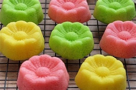Lihat juga resep apem kukus tepung terigu enak lainnya. Cara Membuat Apem Kukus Sederhana yang Lezat