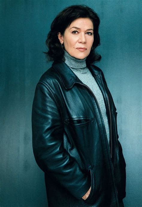 Jun 02, 2021 · die 2019 gestorbene hannelore elsner glänzt in der rolle der grande dame, die im hintergrund die fäden zieht und sehr genau weiß, was ihr geliebter sohn tun und lassen sollte. Hannelore Elsner | Hannelore elsner, Schauspieler