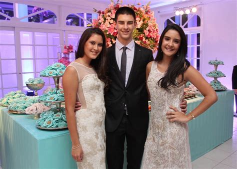 Fátima bernardes relembrou uma foto de arquivo pessoal com seus trigêmeos laura, beatriz e vinicius, de 21 anos: Filhos de Fátima Bernardes mostram look para valsa