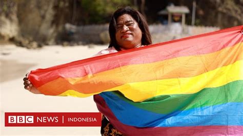 Maybe you would like to learn more about one of these? Kisah waria menjadi pejabat publik, 'dulu berjubah biarawan sekarang berdaster' - BBC News Indonesia