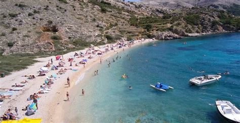 Znajduje się na nim park. Plaże w najpiękniejszych ukrytych zatoczkach w Chorwacji