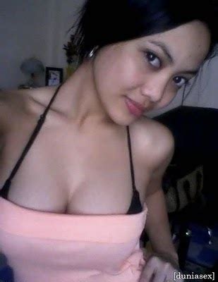 Gadis model perempuan wanita seksi indah mainan menarik berpose. Pose Seksi Model: CEWEK SMA ROK MINI