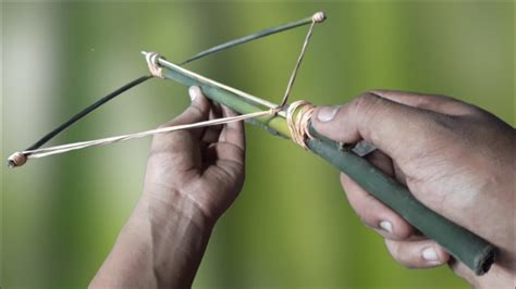 Untuk membuat kandang baterai bisa menggunakan bambu atau kawat. Cara Mudah Membuat Senapan Mainan Dari Ranting Bambu - YouTube