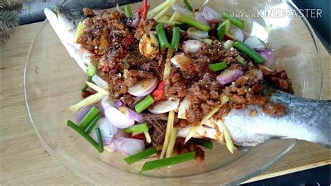 Ikan siakap kukus ala thai (spicy) aumm. IKAN SIAKAP KUKUS HALIA || SEA BASS STEAM WITH GINGER ...