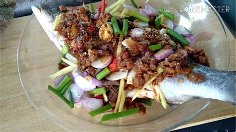 Masukkan halia dan serai ke dalam perut ikan. IKAN SIAKAP KUKUS HALIA || SEA BASS STEAM WITH GINGER ...