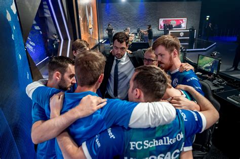 Schon im sommer wurde der fc schalke 04 beim fc arsenal vorstellig, um eine leihe des schon seit mehreren monaten wird der ac mailand mit ozan kabak vom fc schalke 04 in verbindung. Schalke showcased the success of its League team at a recent Bundesliga game | Dot Esports