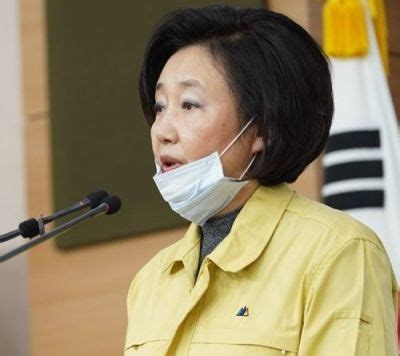 보수성향의 변호사 단체와 시민단체가 서울시민 모두에게 1인당 10만원의 재난위로금을 지급하겠다는 박영선 더불어민주당. 박영선 장관 "비대면 의료, 디지털헬스가 중심"