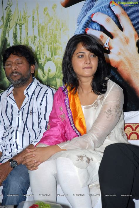 Bubbly beauty anupama onam special looks. Hot Anushka Thighs And Cameltoe in Tight Chudidhar - Wiral ...