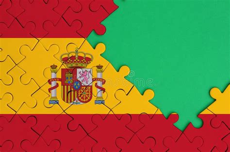 Flaggbys slitstarka nationsflaggor är smutsavvisande och tvättbara. Spanien flagga i pussel stock illustrationer. Illustration ...