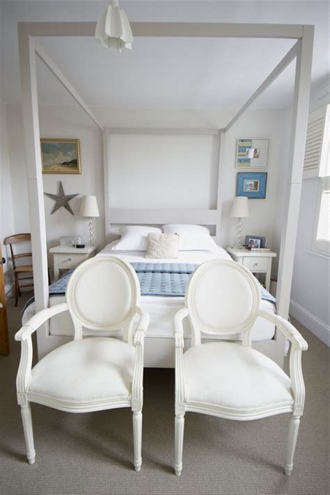 Common among siblings, shared rooms are often the size of a regular bedroom, but they have to contain twice the furniture, belongings, and personalities. New England style bedroom. I'm dreaming of the beach ...