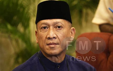 Sebab tan sri abu sahih ni tak ngam dengan najib, dia sangat rapat dengan mahathir dan nazri aziz. Nazri takes over as BN sec-gen | Free Malaysia Today (FMT)