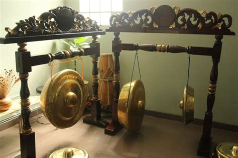 Kolintang adalah alat musik tradisional asli daerah minahasa sulawesi utara. Alat Musik Jenis Gong Yang Berasal Dari Bali Adalah - Berbagai Alat