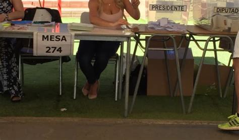 Me había hecho la loca. Daniela Chávez fue vocal de mesa y derrochó sensualidad y ...