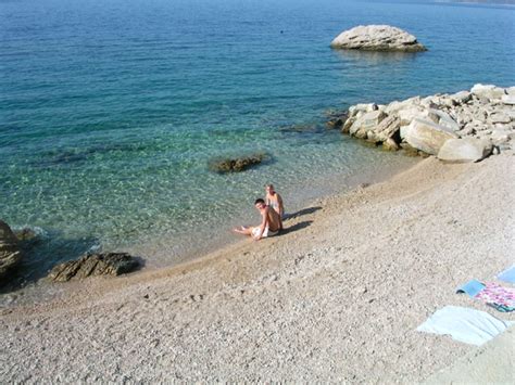 Über dem sandigen strand weht die blaue flagge. Stomarica Strand - Istrien / Kroatien: Photos und Bilder ...