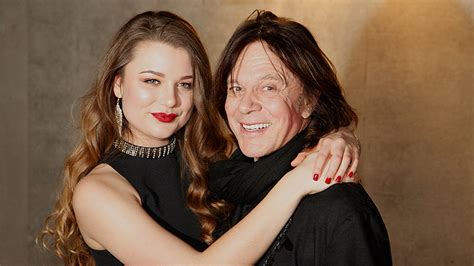 Danke, wolf maahn, dass du dieses jahr 17 stunden mit mir auf @spotify verbracht hast. Jürgen Drews von Tochter Joelina mit Gold Award überrascht!