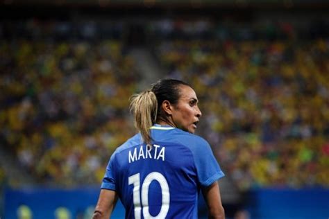 Neste vídeo, eu testei o batom da marta, jogadora de futebol. O que Marta diria a si mesma quando decidiu largar tudo ...