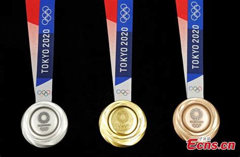 01:09 vtc | toàn bố số lượng các bộ huy chương sử dụng tại thế vận hội olympic tokyo 2020 đều được nước chủ nhà sản xuất từ vật liệu tái chế. Nhật Bản giới thiệu bộ huy chương Olympic Tokyo 2020