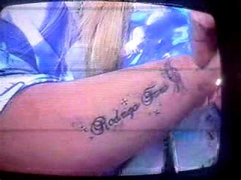 1:51:12 apresentado por rodrigo faro, o programa de entretenimento agita as tardes de domingo. Partipante do Vai dar namoro mostra tatoo com o nome de ...