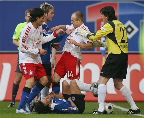 Hamburg is doing well so far, in sorting out the overpaid and underperforming players like hunt, van drongelen, i think walter will do well with the team he has. Heute vor 12 Jahren krachte es auch beim HSV