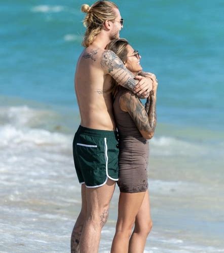 Alman oyuncu sophia thomalla ile ilişkisi olduğu bilinen karius, mykonosta kimliği bilinmeyen bu. Loris Karius angelt sich eines der heißesten deutschen Models