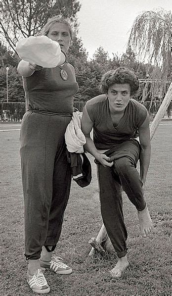 Tamara natanovna press (born 10 may 1937) is a retired soviet athlete who dominated the shot put and discus throw in the early 1960s. Historia del Decatlón.