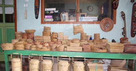 Sebagaimana bahan rotan, bambu dapat dibuat menjadi material furniture. 3 Cara Membuat Anyaman | Contoh Kerajinan, Motif, Jenis ...