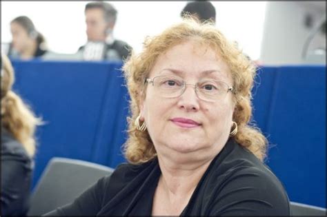 Renate weber, fost europarlamentar, vine din partea alde care nu a reusit sa atinga pragul de 5% la alegerile din mai; Renate Weber: «Dacă nu vin un milion la miting, Iohannis a ...