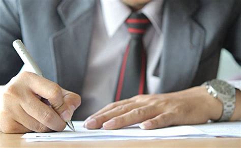 Illegible meaning in hindi (हिन्दी मे मीनिंग) is अपाठ्य.english definition of illegible : इस तरह सिग्‍नेचर करना होता है खतरनाक... - know what does your signature mean - AajTak