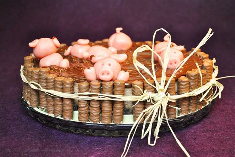 Maybe you would like to learn more about one of these? Nuss-Nougat-Cheesecake mit Marzipan-Schweinchen-Deko ...