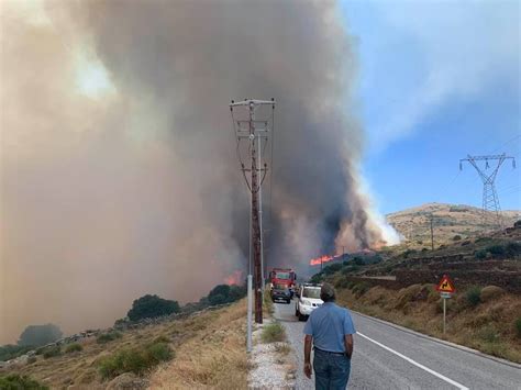 Στο σημείο έχουν σπεύσει και επιχειρούν 18 ΦΩΤΙΑ ΣΤΗΝ ΑΝΔΡΟ: Αμεση εκκένωση στους οικισμούς Πλάκα ...